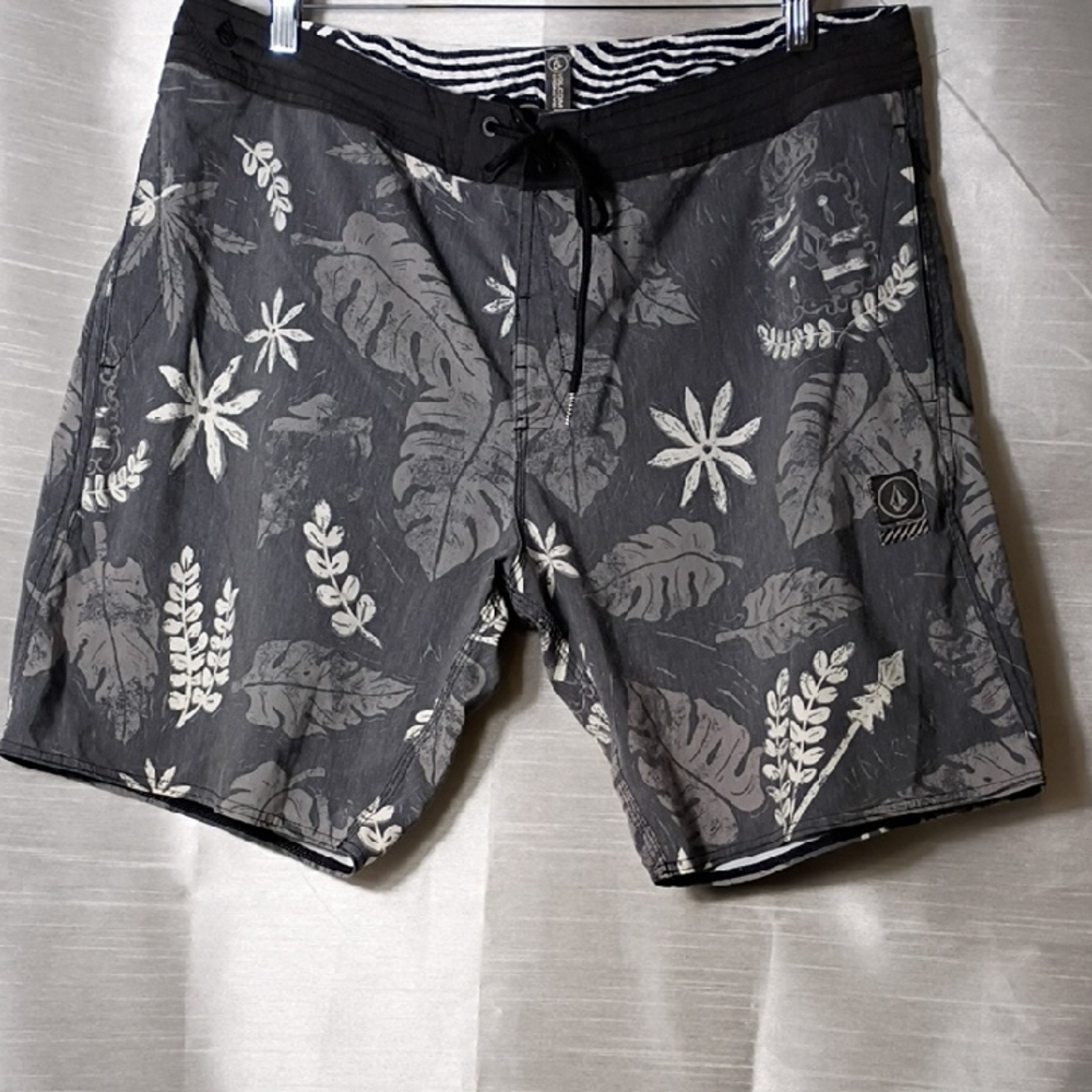 Volcom Men's Gray‎ Leaf Print Board Shorts